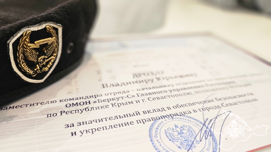 Портрет офицера Росгвардии размещён на обновлённой Доске Почёта Севастополя