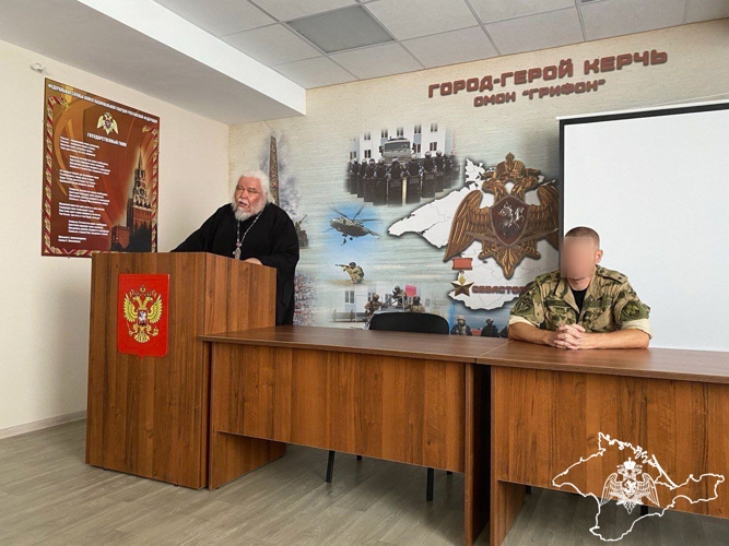 В Керчи сотрудники ОМОН «Грифон» Росгвардии встретились с представителем духовенства