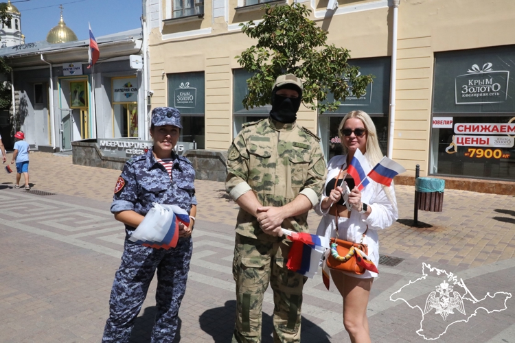 Росгвардейцы в День Государственного флага приняли участие в патриотической акции в Симферополе