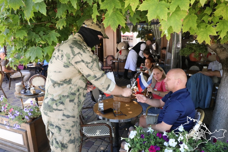 Росгвардейцы в День Государственного флага приняли участие в патриотической акции в Симферополе