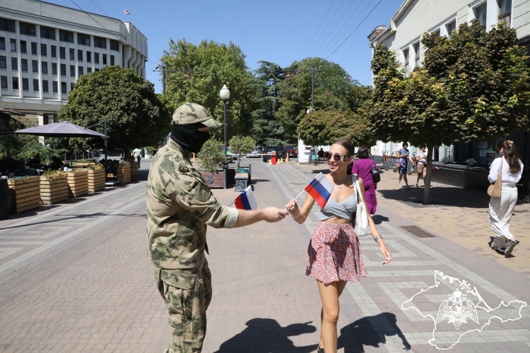 Росгвардейцы в День Государственного флага приняли участие в патриотической акции в Симферополе