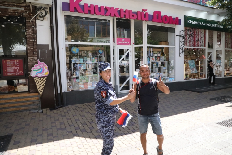 Росгвардейцы в День Государственного флага приняли участие в патриотической акции в Симферополе
