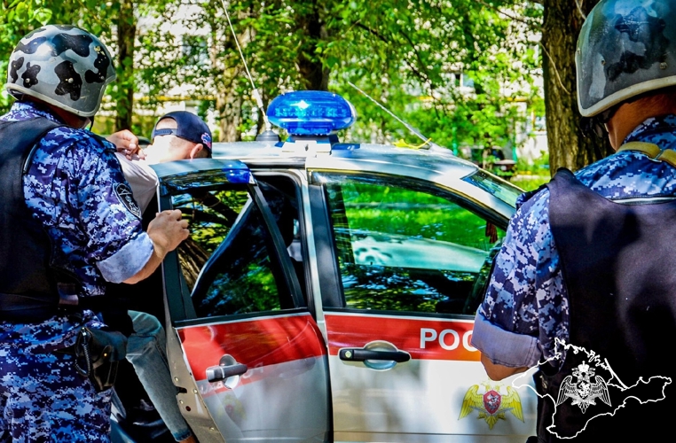 Злоумышленника нанесшего побои женщине задержали росгвардейцы в Крыму