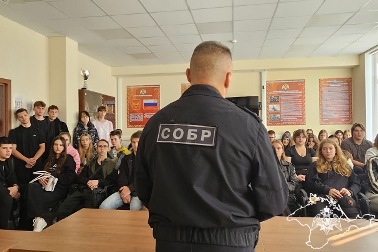 Офицеры СОБР Южного округа Росгвардии провели день открытых дверей для студентов в Севастополе