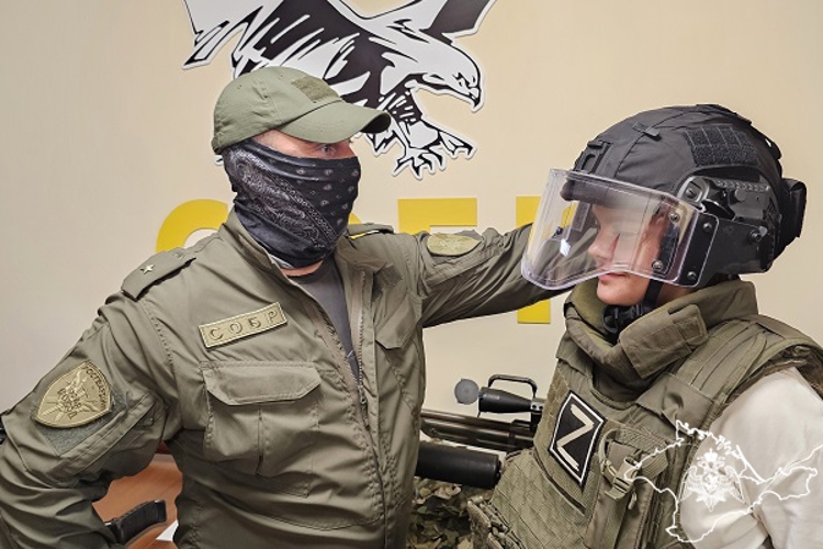 Офицеры СОБР Южного округа Росгвардии провели день открытых дверей для студентов в Севастополе