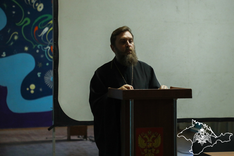 В Крыму священнослужитель посетил росгвардейцев в честь Дня народного единства