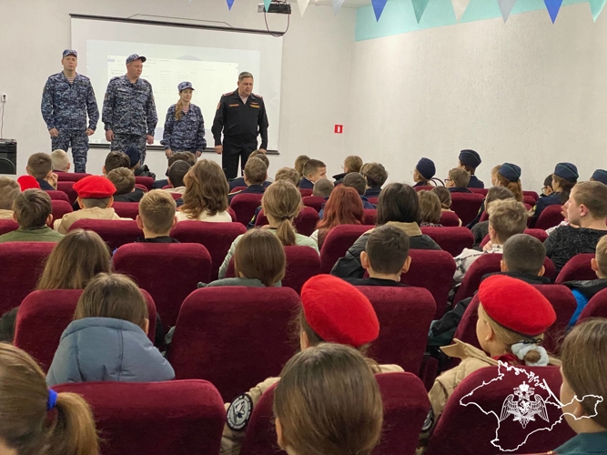 Cотрудники Росгвардии провели урок мужества для отдыхающих детей в Крыму