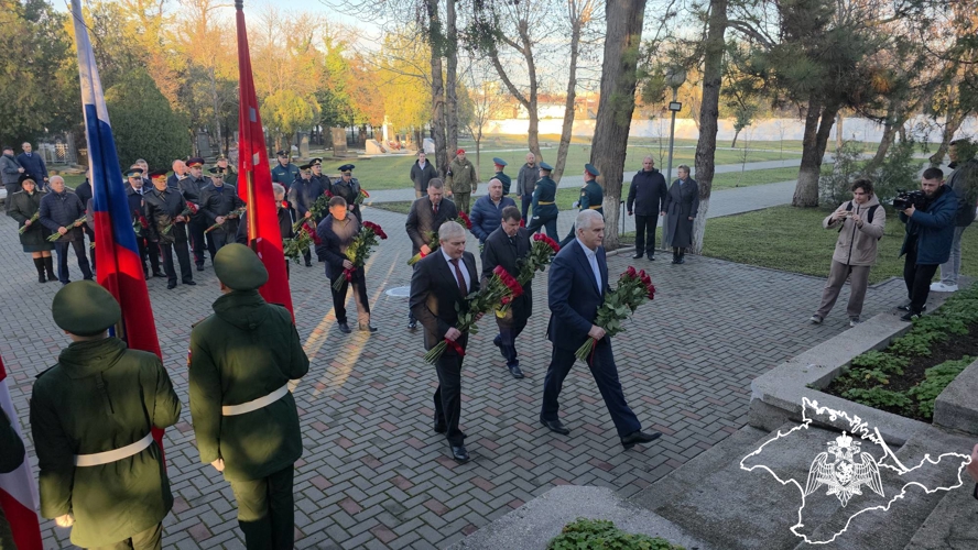 В Крыму и Севастополе росгвардейцы присоединились к мероприятиям, посвященным Дню Неизвестного солдата (видео)