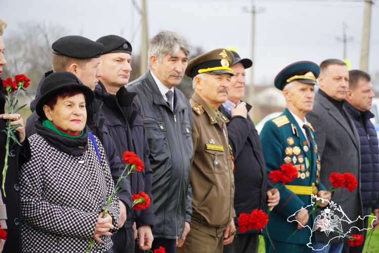 В Крыму и Севастополе росгвардейцы присоединились к мероприятиям, посвященным Дню Неизвестного солдата (видео)