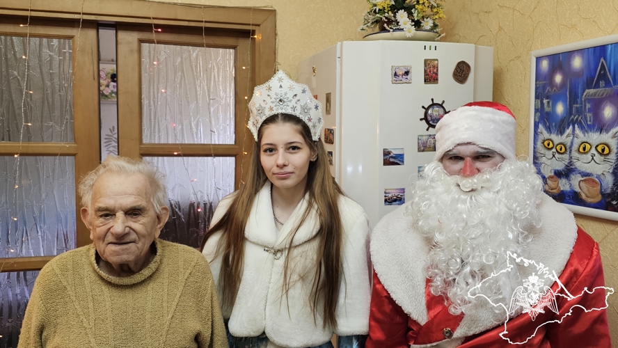 В Крыму и Севастополе росгвардейцы поздравили с новогодними праздниками 100 летних ветеранов Великой Отечественной войны