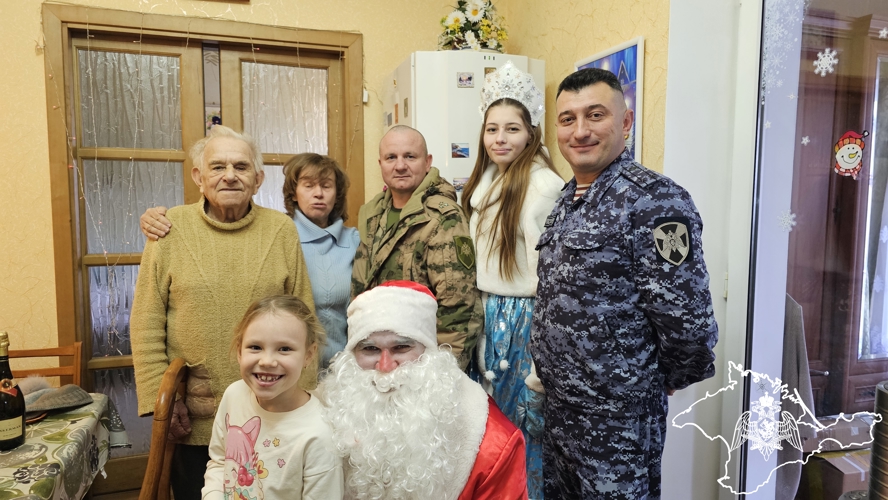 В Крыму и Севастополе росгвардейцы поздравили с новогодними праздниками 100 летних ветеранов Великой Отечественной войны