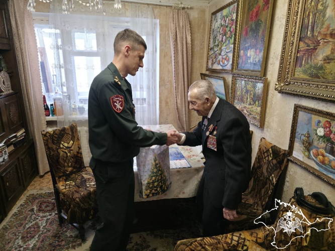 В Крыму и Севастополе росгвардейцы поздравили с новогодними праздниками 100 летних ветеранов Великой Отечественной войны
