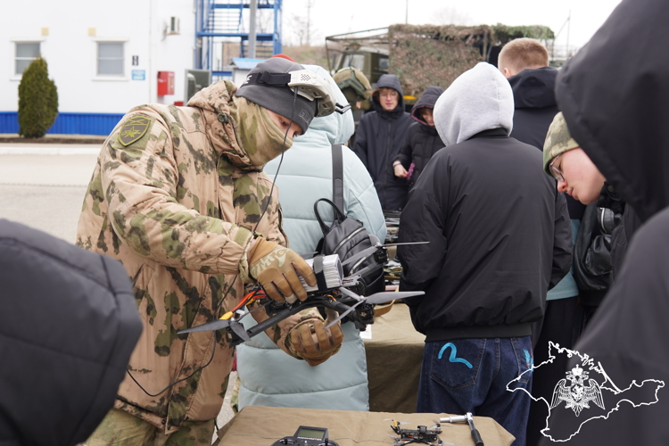 Школьники посетили воинскую часть Южного округа Росгвардии в Крыму