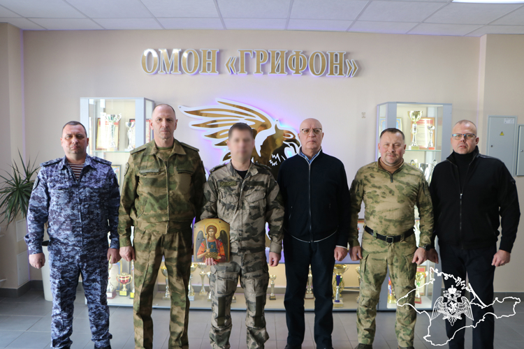 В городе-герое Керчи сотрудникам Росгвардии передали православною икону и ключи от автомобиля