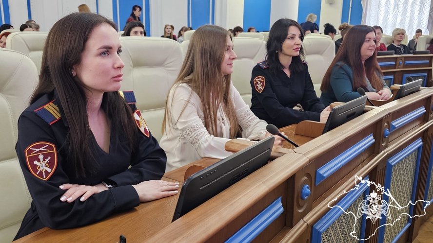 В городском парламенте Севастополя сотрудниц и военнослужащих Росгвардии поздравили с Международным женским днём