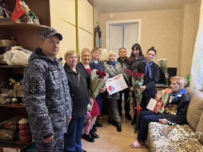 Росгвардейцы поздравили Ветерана Великой Отечественной войны со 101-летием в Ялте