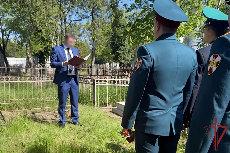 В Крыму сотрудники УФСБ России совместно с Росгвардейцами почтили память офицера комиссариата государственной безопасности