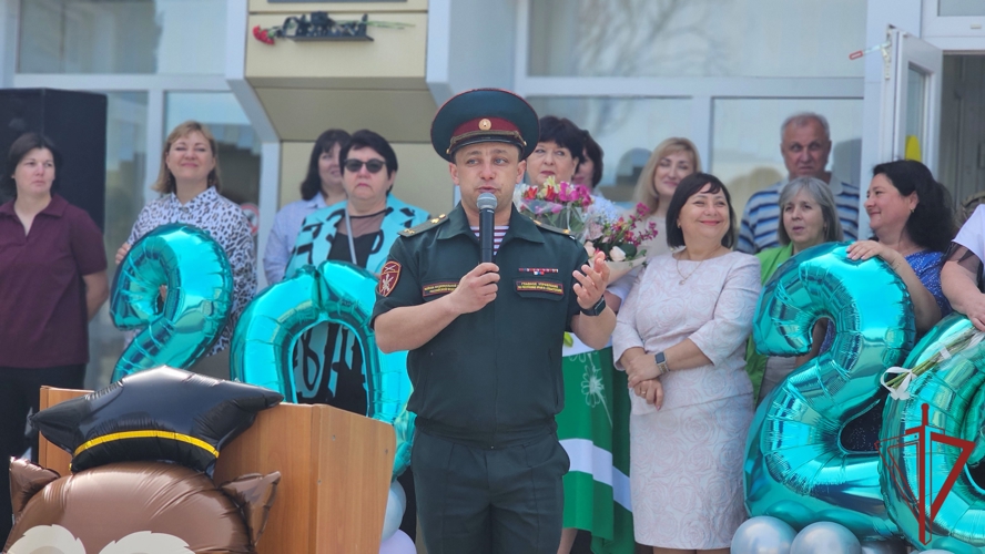 В Севастополе прошел последний звонок для выпускников класса Росгвардии