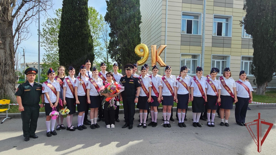 В Севастополе прошел последний звонок для выпускников класса Росгвардии
