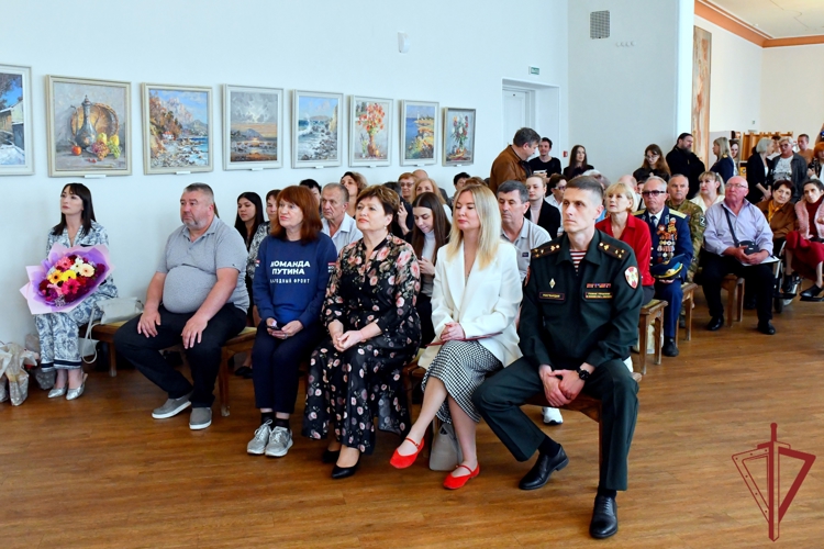 В Крыму росгвардейцы посетили фотовыставку «Сердца, оставившие Свет»