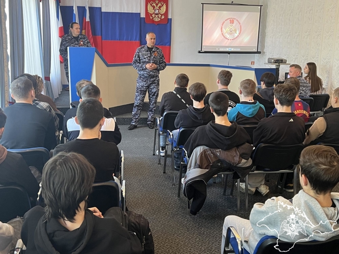 Сотрудники крымской вневедомственной охраны Росгвардии провели День открытых дверей для студентов колледжа в Симферополе