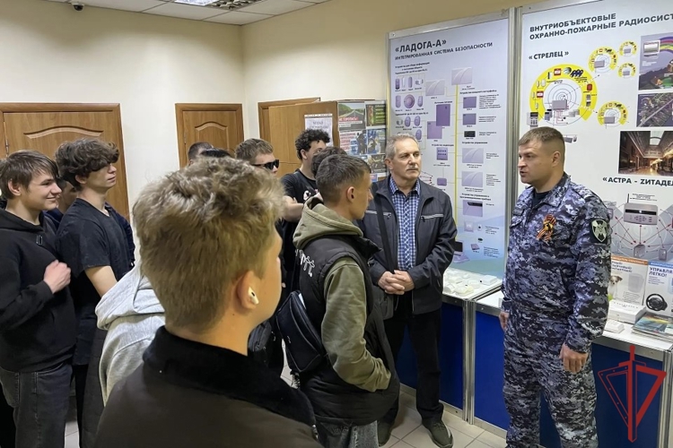 В Симферополе росгвардейцы провели День открытых дверей для студентов