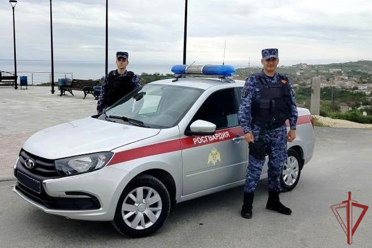 В Феодосии росгвардейцы задержали по горячим следам подозреваемого в умышленном повреждении чужого имущества