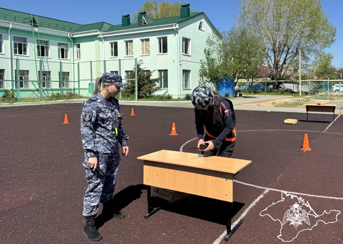 Росгвардейцы провели военно-спортивную эстафету для подшефных школьников в Симферополе