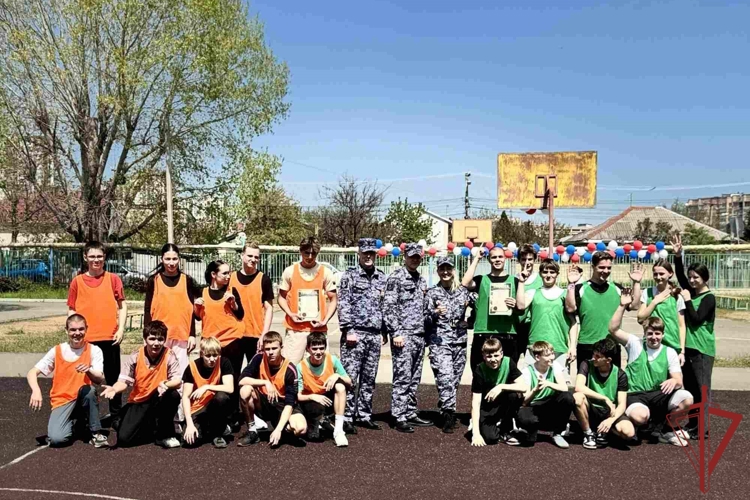 Росгвардейцы провели военно-спортивную эстафету для подшефных школьников в Симферополе