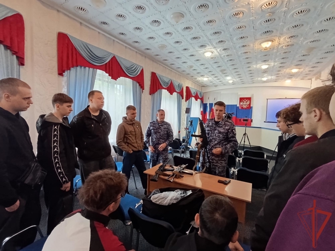 В Симферополе росгвардейцы провели профориентационную встречу со студентами