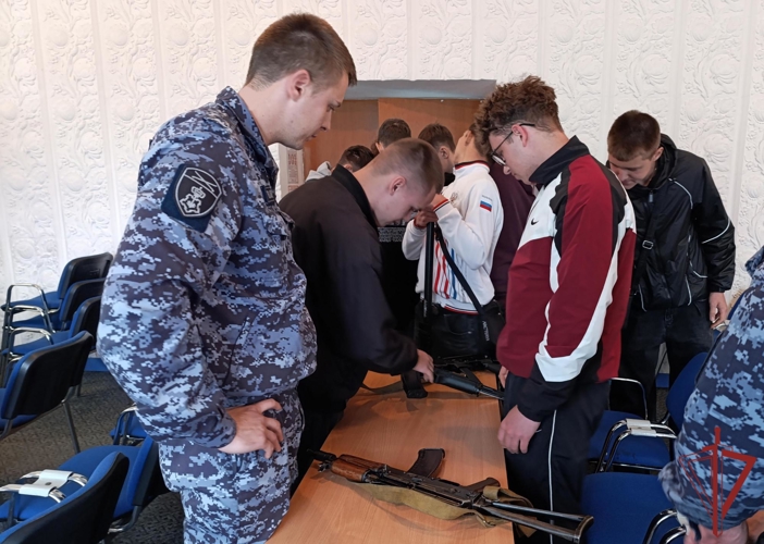 В Симферополе росгвардейцы провели профориентационную встречу со студентами