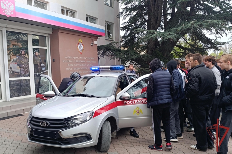 В Симферополе росгвардейцы провели профориентационную встречу со студентами