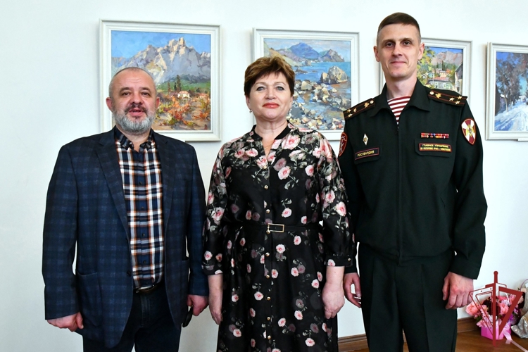 В Крыму росгвардейцы посетили фотовыставку «Сердца, оставившие Свет»