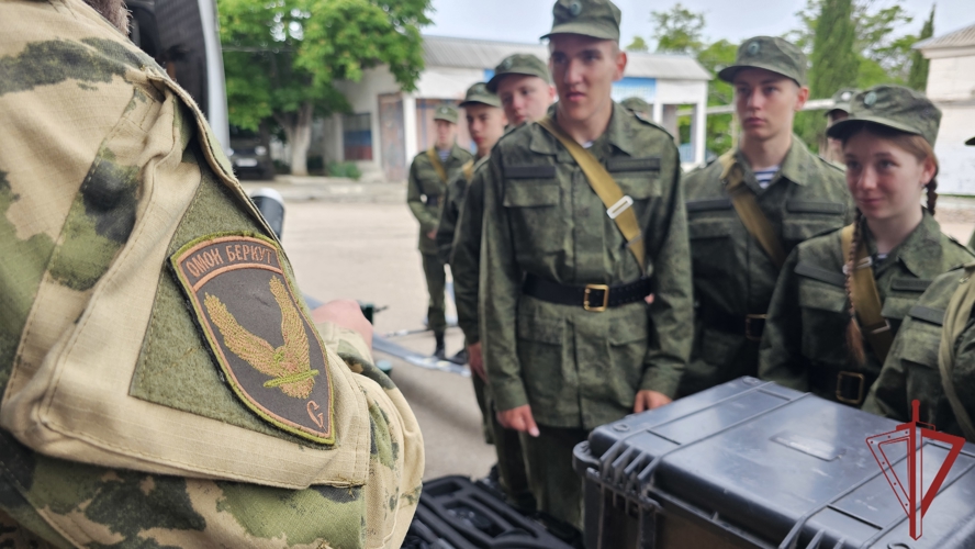 В Севастополе сотрудники спецназа Росгвардии провели день открытых дверей для учащихся кадетского корпуса