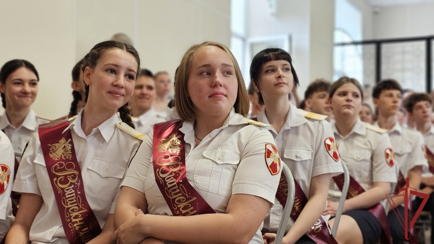 В Севастополе ученикам подшефных классов Росгвардии вручили школьные аттестаты
