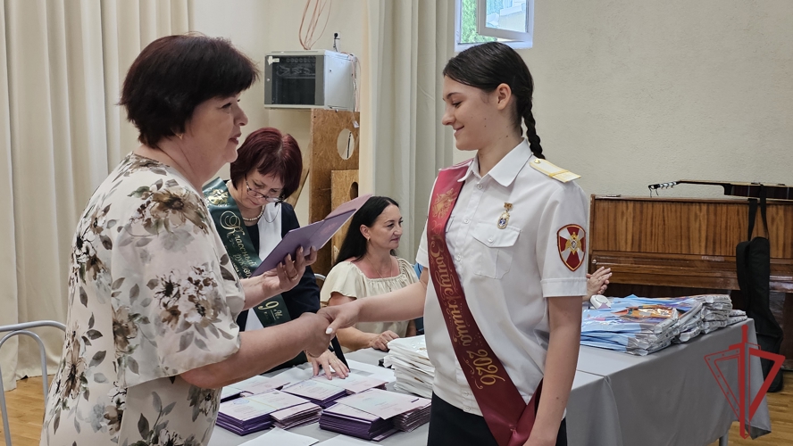 В Севастополе ученикам подшефных классов Росгвардии вручили школьные аттестаты