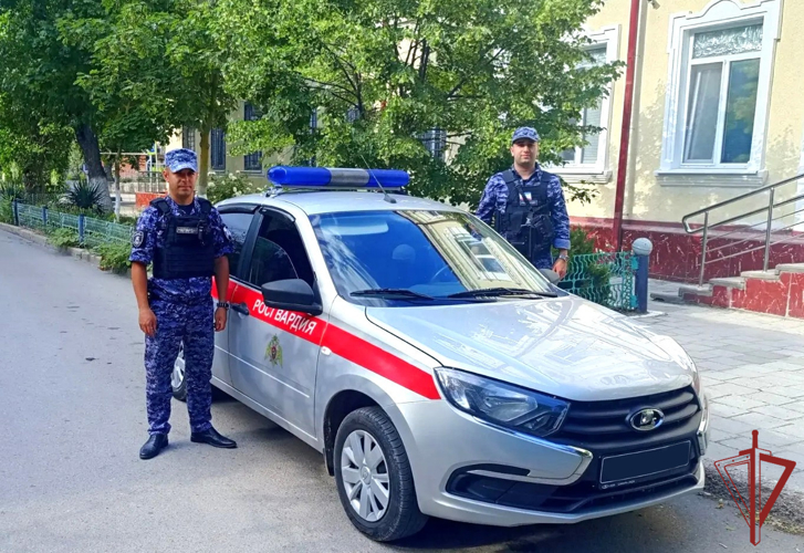 Потерявшегося ребёнка оперативно разыскали росгвардейцы в Керчи