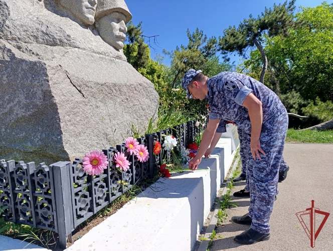 В Крыму росгвардейцы почтили память жертв Великой Отечественной войны