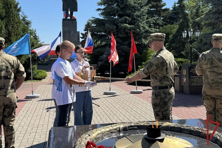В Керчи росгвардейцы приняли участие в передаче Вечного огня