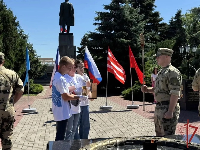В Керчи росгвардейцы приняли участие в передаче Вечного огня