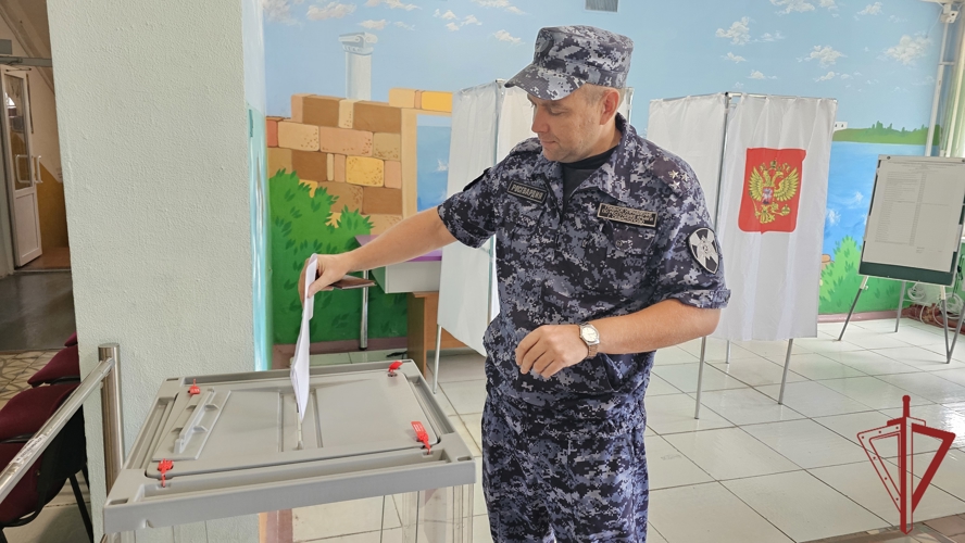 В Севастополе представители Росгвардии участвуют в Едином дне голосования