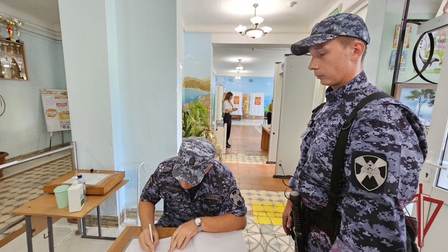 В Севастополе представители Росгвардии участвуют в Едином дне голосования