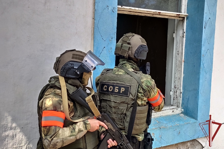 В Севастополе при содействии СОБР Росгвардии задержан подозреваемый в незаконном хранении оружия